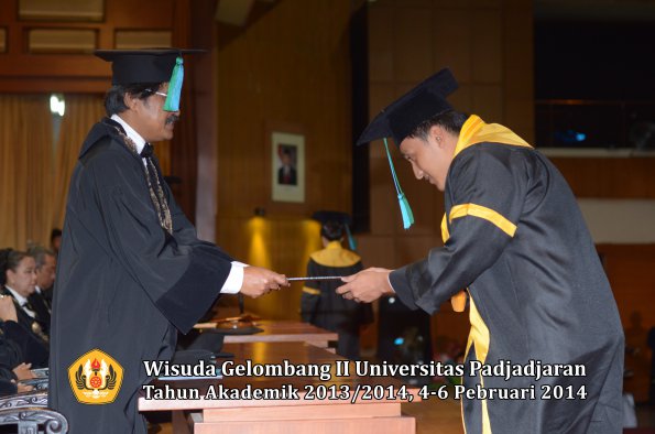 wisuda-unpad-gel-ii-ta-2013_2014-fakultas-pik-oleh-dekan-029