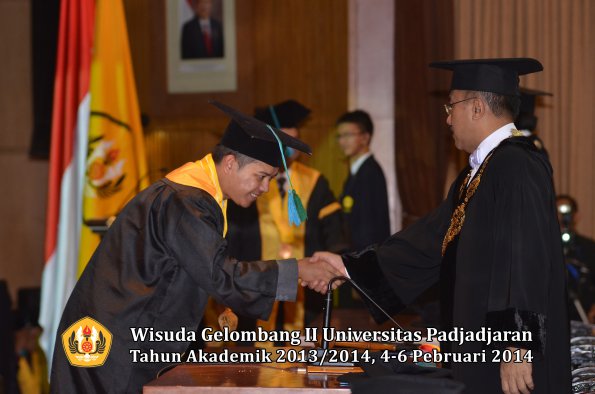 wisuda-unpad-gel-ii-ta-2013_2014-fakultas-pik-oleh-rektor-001