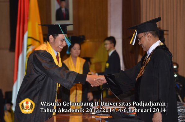 wisuda-unpad-gel-ii-ta-2013_2014-fakultas-pik-oleh-rektor-003