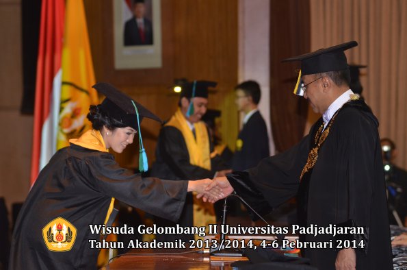 wisuda-unpad-gel-ii-ta-2013_2014-fakultas-pik-oleh-rektor-005