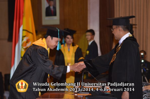 wisuda-unpad-gel-ii-ta-2013_2014-fakultas-pik-oleh-rektor-006