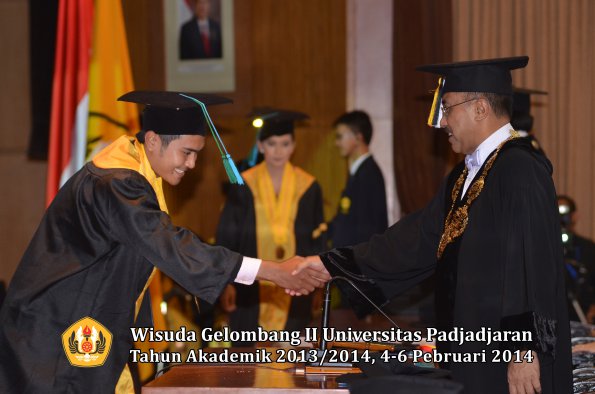 wisuda-unpad-gel-ii-ta-2013_2014-fakultas-pik-oleh-rektor-012