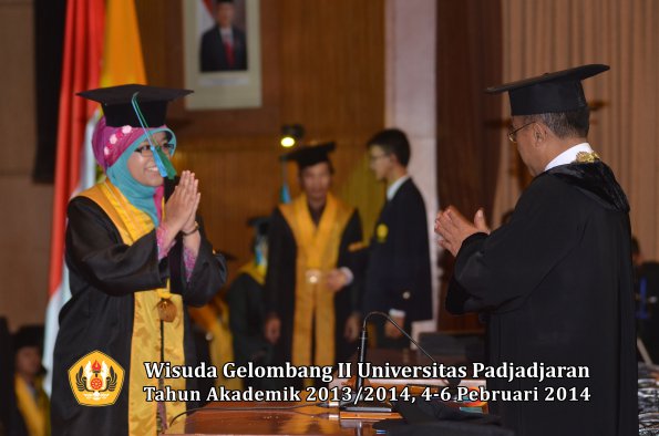 wisuda-unpad-gel-ii-ta-2013_2014-fakultas-pik-oleh-rektor-013