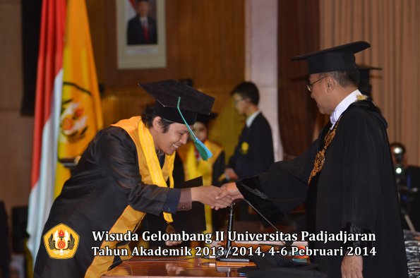 wisuda-unpad-gel-ii-ta-2013_2014-fakultas-pik-oleh-rektor-014