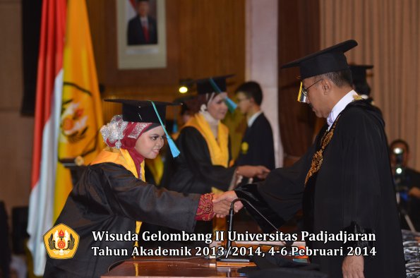 wisuda-unpad-gel-ii-ta-2013_2014-fakultas-pik-oleh-rektor-015