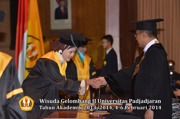 wisuda-unpad-gel-ii-ta-2013_2014-fakultas-pik-oleh-rektor-016