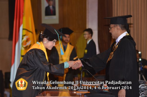 wisuda-unpad-gel-ii-ta-2013_2014-fakultas-pik-oleh-rektor-017