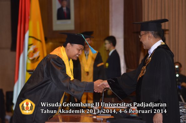 wisuda-unpad-gel-ii-ta-2013_2014-fakultas-pik-oleh-rektor-018