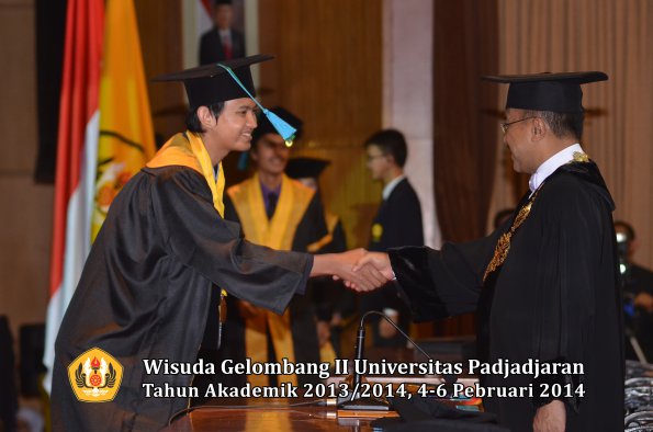 wisuda-unpad-gel-ii-ta-2013_2014-fakultas-pik-oleh-rektor-019