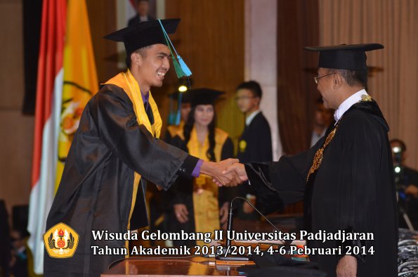 wisuda-unpad-gel-ii-ta-2013_2014-fakultas-pik-oleh-rektor-020