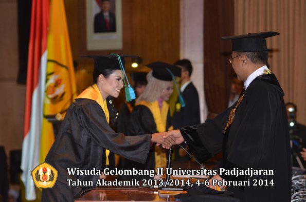 wisuda-unpad-gel-ii-ta-2013_2014-fakultas-pik-oleh-rektor-024