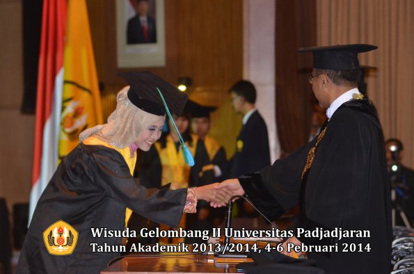 wisuda-unpad-gel-ii-ta-2013_2014-fakultas-pik-oleh-rektor-025