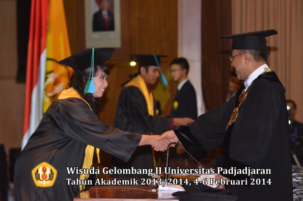 wisuda-unpad-gel-ii-ta-2013_2014-fakultas-pik-oleh-rektor-026