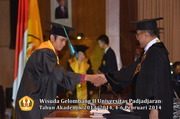 wisuda-unpad-gel-ii-ta-2013_2014-fakultas-pik-oleh-rektor-027