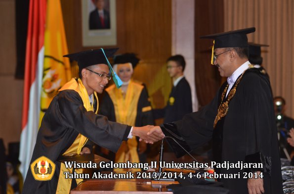 wisuda-unpad-gel-ii-ta-2013_2014-fakultas-pik-oleh-rektor-030