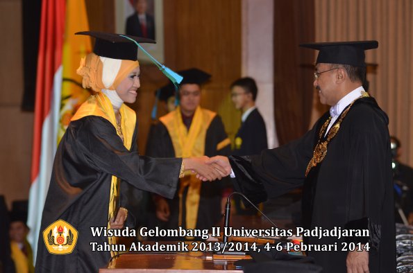 wisuda-unpad-gel-ii-ta-2013_2014-fakultas-pik-oleh-rektor-031