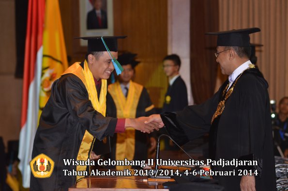 wisuda-unpad-gel-ii-ta-2013_2014-fakultas-pik-oleh-rektor-032