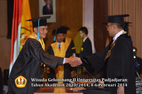 wisuda-unpad-gel-ii-ta-2013_2014-fakultas-pik-oleh-rektor-033