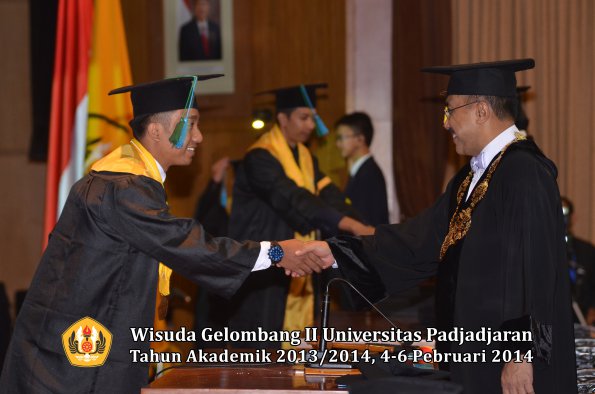 wisuda-unpad-gel-ii-ta-2013_2014-fakultas-pik-oleh-rektor-034