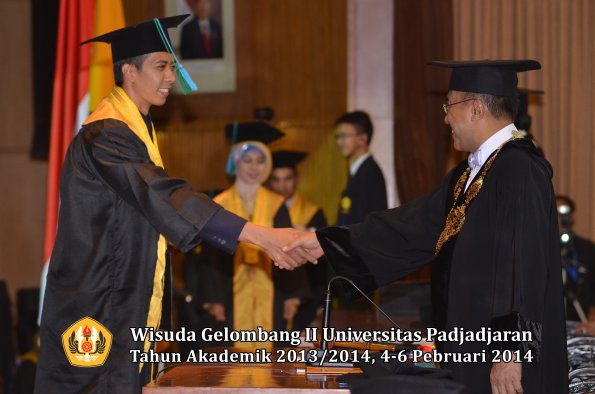 wisuda-unpad-gel-ii-ta-2013_2014-fakultas-pik-oleh-rektor-035