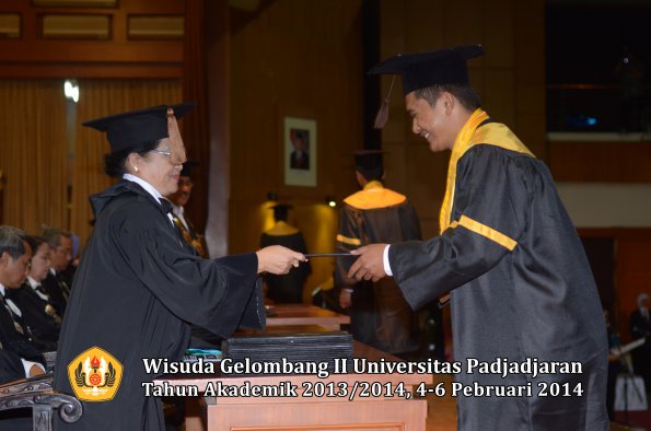 wisuda-unpad-gel-ii-ta-2013_2014-fakultas-peternakan-oleh-dekan-018