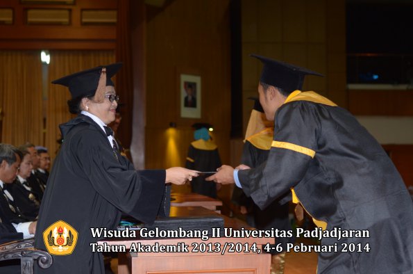 wisuda-unpad-gel-ii-ta-2013_2014-fakultas-peternakan-oleh-dekan-022