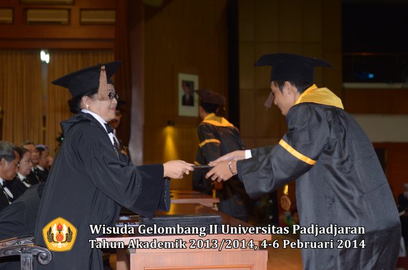 wisuda-unpad-gel-ii-ta-2013_2014-fakultas-peternakan-oleh-dekan-024