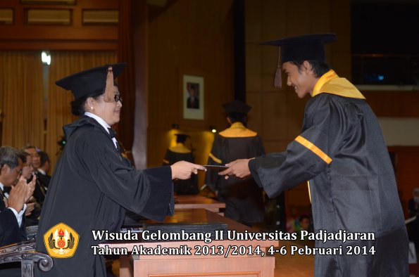 wisuda-unpad-gel-ii-ta-2013_2014-fakultas-peternakan-oleh-dekan-026