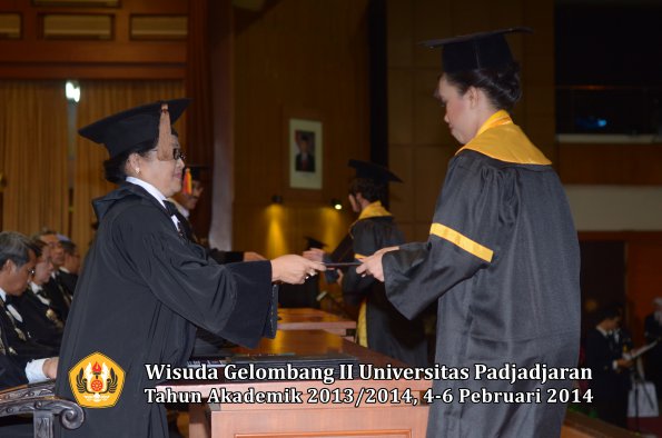 wisuda-unpad-gel-ii-ta-2013_2014-fakultas-peternakan-oleh-dekan-028