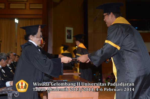 wisuda-unpad-gel-ii-ta-2013_2014-fakultas-peternakan-oleh-dekan-029