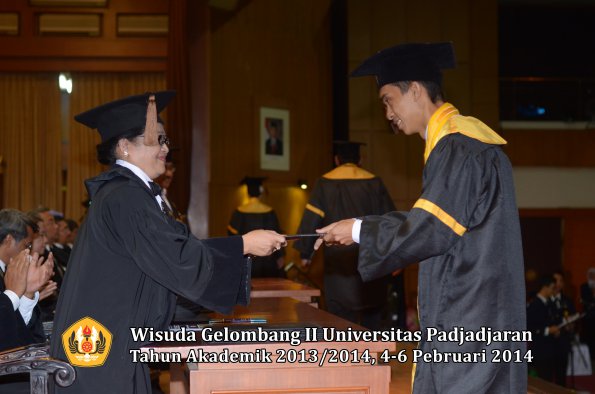 wisuda-unpad-gel-ii-ta-2013_2014-fakultas-peternakan-oleh-dekan-030