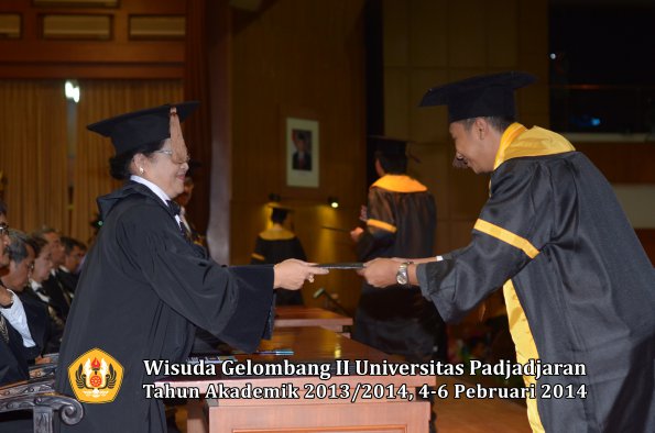 wisuda-unpad-gel-ii-ta-2013_2014-fakultas-peternakan-oleh-dekan-032