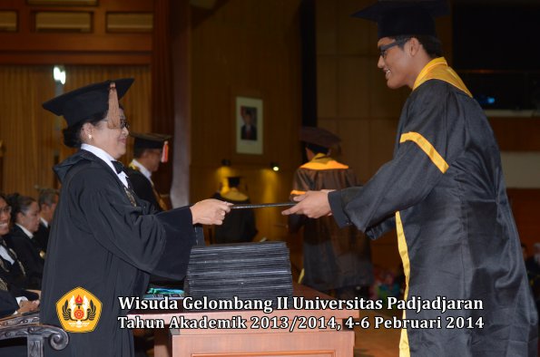 wisuda-unpad-gel-ii-ta-2013_2014-fakultas-peternakan-oleh-dekan-034