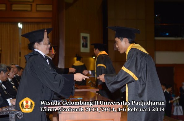 wisuda-unpad-gel-ii-ta-2013_2014-fakultas-peternakan-oleh-dekan-035