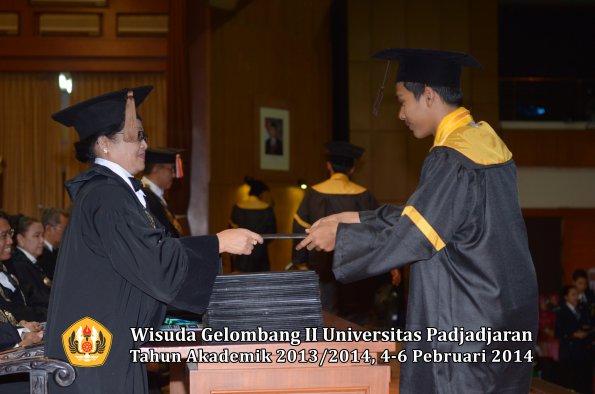 wisuda-unpad-gel-ii-ta-2013_2014-fakultas-peternakan-oleh-dekan-040