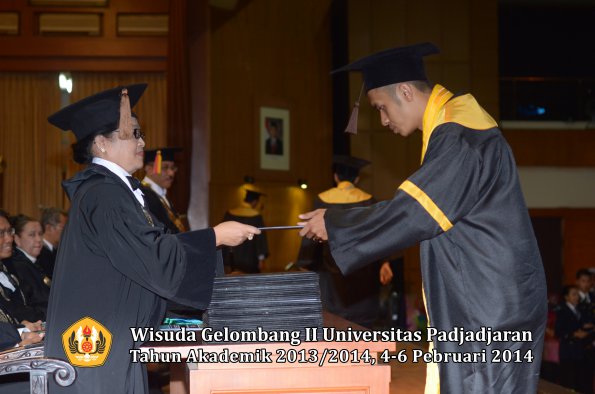 wisuda-unpad-gel-ii-ta-2013_2014-fakultas-peternakan-oleh-dekan-041