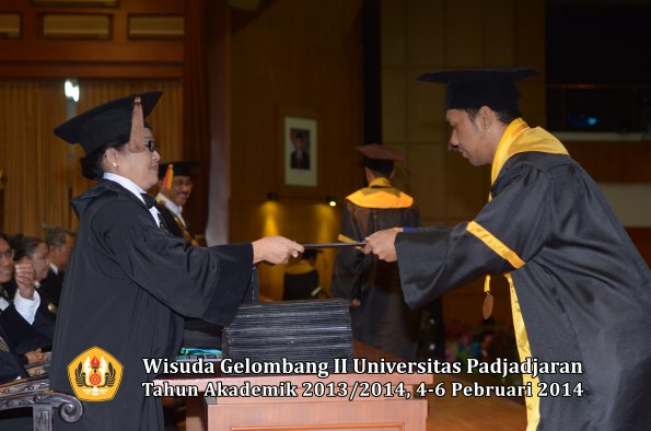 wisuda-unpad-gel-ii-ta-2013_2014-fakultas-peternakan-oleh-dekan-042