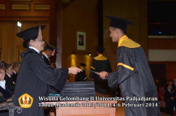 wisuda-unpad-gel-ii-ta-2013_2014-fakultas-peternakan-oleh-dekan-043