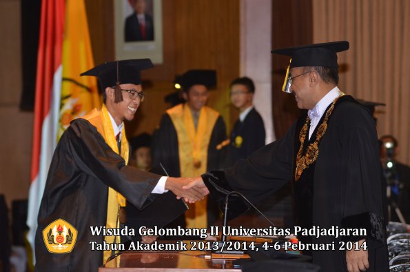 wisuda-unpad-gel-ii-ta-2013_2014-fakultas-peternakan-oleh-rektor-012