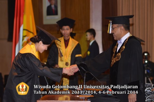 wisuda-unpad-gel-ii-ta-2013_2014-fakultas-peternakan-oleh-rektor-014