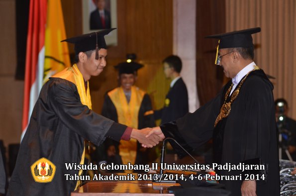 wisuda-unpad-gel-ii-ta-2013_2014-fakultas-peternakan-oleh-rektor-015