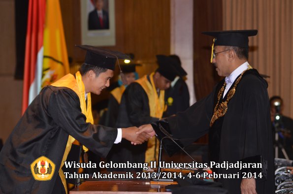 wisuda-unpad-gel-ii-ta-2013_2014-fakultas-peternakan-oleh-rektor-018