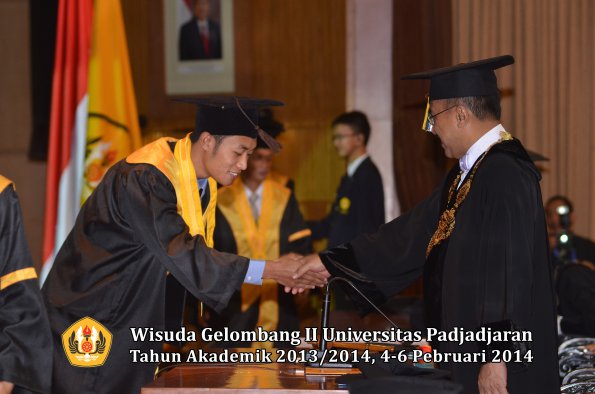 wisuda-unpad-gel-ii-ta-2013_2014-fakultas-peternakan-oleh-rektor-023