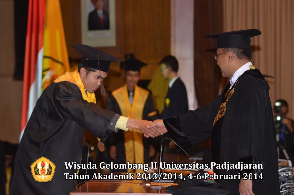 wisuda-unpad-gel-ii-ta-2013_2014-fakultas-peternakan-oleh-rektor-025