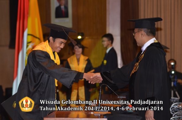 wisuda-unpad-gel-ii-ta-2013_2014-fakultas-peternakan-oleh-rektor-026