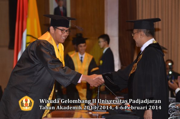 wisuda-unpad-gel-ii-ta-2013_2014-fakultas-peternakan-oleh-rektor-029