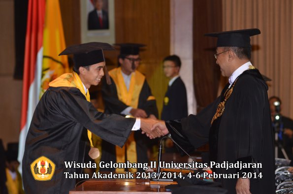 wisuda-unpad-gel-ii-ta-2013_2014-fakultas-peternakan-oleh-rektor-030