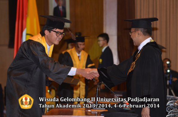 wisuda-unpad-gel-ii-ta-2013_2014-fakultas-peternakan-oleh-rektor-031