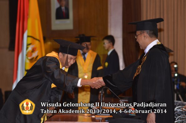 wisuda-unpad-gel-ii-ta-2013_2014-fakultas-peternakan-oleh-rektor-032