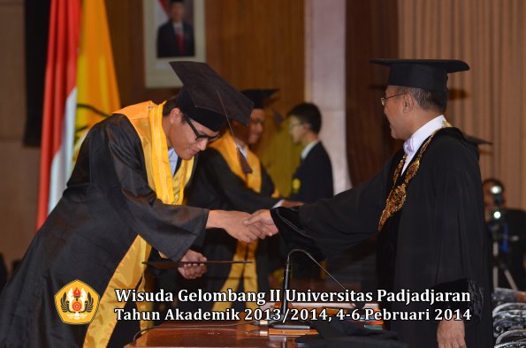 wisuda-unpad-gel-ii-ta-2013_2014-fakultas-peternakan-oleh-rektor-033